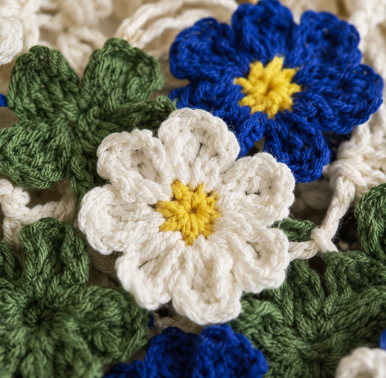 Bolso de hombro de ganchillo floral